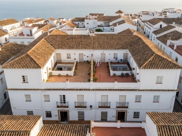 Casa andaluza encalada con patio central dividida en dos viviendas independientes